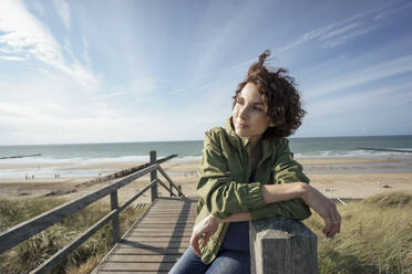 Abgeschiedenheit Allein Alleinreisend Aussicht Aussicht bewundern Auszeit Außenaufnahme Betrachtung Bewölkt Denken Domburg Dunkelhaarig Eine Person Einsam Einsamkeit Entspannt Entspannung Erholen Erholung Erwachsene Erwachsener Europäer Europäerin Farbaufnahme Ferien Fotografie Frau Frau mittleren Alters Freizeit Freizeitkleidung Gewässer Himmel Holzpfahl Jacke Kühl Lifestyle Locken Meer Mensch Mittleres Alter Nachdenken Nachdenklich Natur Niederlande Pfahl Reise Reisen Reisende Ruhe Sandstrand Schauen Sei - KNSF10180