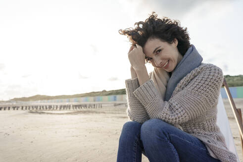 Abgeschiedenheit Allein Alleinreisend Aussicht Aussicht bewundern Auszeit Außenaufnahme Betrachtung Bewölkt Denken Domburg Dunkelhaarig Eine Person Einsam Einsamkeit Entspannt Entspannung Erholen Erholung Erwachsene Erwachsener Europäer Europäerin Farbaufnahme Ferien Fotografie Frau Frau mittleren Alters Freizeit Freizeitkleidung Gewässer Himmel Holzpfahl Jacke Kühl Lifestyle Locken Meer Mensch Mittleres Alter Nachdenken Nachdenklich Natur Niederlande Pfahl Reise Reisen Reisende Ruhe Sandstrand Schauen Sei - KNSF10186