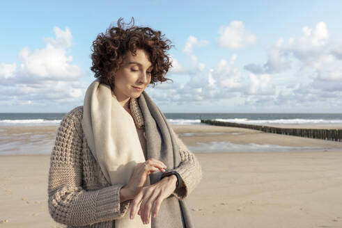 Abgeschiedenheit Allein Alleinreisend Aussicht Aussicht bewundern Auszeit Außenaufnahme Betrachtung Bewölkt Denken Domburg Dunkelhaarig Eine Person Einsam Einsamkeit Entspannt Entspannung Erholen Erholung Erwachsene Erwachsener Europäer Europäerin Farbaufnahme Ferien Fotografie Frau Frau mittleren Alters Freizeit Freizeitkleidung Gewässer Himmel Holzpfahl Jacke Kühl Lifestyle Locken Meer Mensch Mittleres Alter Nachdenken Nachdenklich Natur Niederlande Pfahl Reise Reisen Reisende Ruhe Sandstrand Schauen Sei - KNSF10189