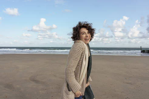 Abgeschiedenheit Allein Alleinreisend Aussicht Aussicht bewundern Auszeit Außenaufnahme Betrachtung Bewölkt Denken Domburg Dunkelhaarig Eine Person Einsam Einsamkeit Entspannt Entspannung Erholen Erholung Erwachsene Erwachsener Europäer Europäerin Farbaufnahme Ferien Fotografie Frau Frau mittleren Alters Freizeit Freizeitkleidung Gewässer Himmel Holzpfahl Jacke Kühl Lifestyle Locken Meer Mensch Mittleres Alter Nachdenken Nachdenklich Natur Niederlande Pfahl Reise Reisen Reisende Ruhe Sandstrand Schauen Sei - KNSF10194