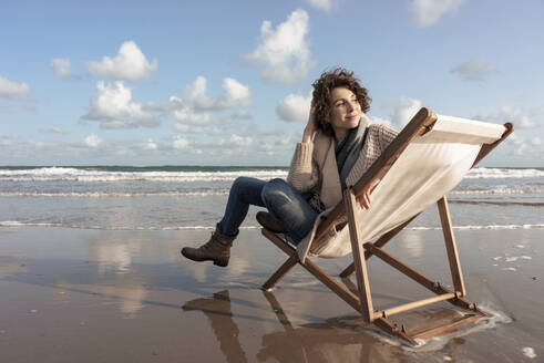 Abgeschiedenheit Allein Alleinreisend Aussicht Aussicht bewundern Auszeit Außenaufnahme Betrachtung Bewölkt Denken Domburg Dunkelhaarig Eine Person Einsam Einsamkeit Entspannt Entspannung Erholen Erholung Erwachsene Erwachsener Europäer Europäerin Farbaufnahme Ferien Fotografie Frau Frau mittleren Alters Freizeit Freizeitkleidung Gewässer Himmel Holzpfahl Jacke Kühl Lifestyle Locken Meer Mensch Mittleres Alter Nachdenken Nachdenklich Natur Niederlande Pfahl Reise Reisen Reisende Ruhe Sandstrand Schauen Sei - KNSF10197