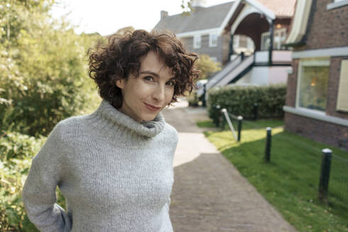 Abgeschiedenheit Allein Alleinreisend Aussicht Aussicht bewundern Auszeit Außenaufnahme Betrachtung Bewölkt Denken Domburg Dunkelhaarig Eine Person Einsam Einsamkeit Entspannt Entspannung Erholen Erholung Erwachsene Erwachsener Europäer Europäerin Farbaufnahme Ferien Fotografie Frau Frau mittleren Alters Freizeit Freizeitkleidung Gewässer Himmel Holzpfahl Jacke Kühl Lifestyle Locken Meer Mensch Mittleres Alter Nachdenken Nachdenklich Natur Niederlande Pfahl Reise Reisen Reisende Ruhe Sandstrand Schauen Sei - KNSF10198