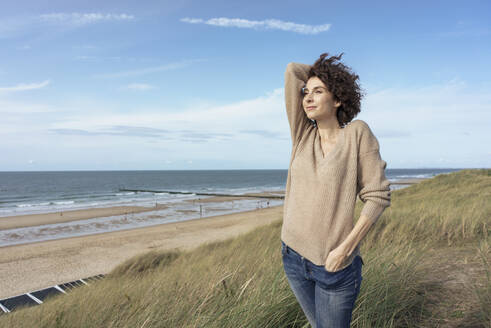 Abgeschiedenheit Allein Alleinreisend Aussicht Aussicht bewundern Auszeit Außenaufnahme Betrachtung Bewölkt Denken Domburg Dunkelhaarig Eine Person Einsam Einsamkeit Entspannt Entspannung Erholen Erholung Erwachsene Erwachsener Europäer Europäerin Farbaufnahme Ferien Fotografie Frau Frau mittleren Alters Freizeit Freizeitkleidung Gewässer Himmel Holzpfahl Jacke Kühl Lifestyle Locken Meer Mensch Mittleres Alter Nachdenken Nachdenklich Natur Niederlande Pfahl Reise Reisen Reisende Ruhe Sandstrand Schauen Sei - KNSF10207