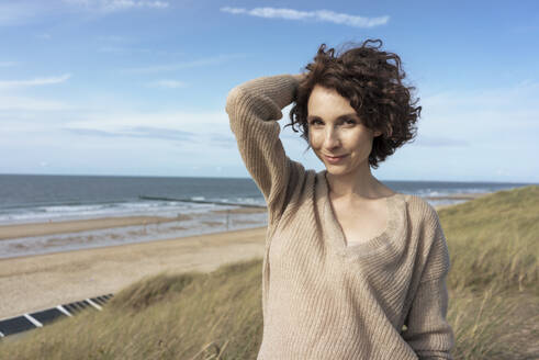 Abgeschiedenheit Allein Alleinreisend Aussicht Aussicht bewundern Auszeit Außenaufnahme Betrachtung Bewölkt Denken Domburg Dunkelhaarig Eine Person Einsam Einsamkeit Entspannt Entspannung Erholen Erholung Erwachsene Erwachsener Europäer Europäerin Farbaufnahme Ferien Fotografie Frau Frau mittleren Alters Freizeit Freizeitkleidung Gewässer Himmel Holzpfahl Jacke Kühl Lifestyle Locken Meer Mensch Mittleres Alter Nachdenken Nachdenklich Natur Niederlande Pfahl Reise Reisen Reisende Ruhe Sandstrand Schauen Sei - KNSF10208