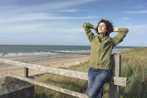 Abgeschiedenheit Allein Alleinreisend Aussicht Aussicht bewundern Auszeit Außenaufnahme Betrachtung Bewölkt Denken Domburg Dunkelhaarig Eine Person Einsam Einsamkeit Entspannt Entspannung Erholen Erholung Erwachsene Erwachsener Europäer Europäerin Farbaufnahme Ferien Fotografie Frau Frau mittleren Alters Freizeit Freizeitkleidung Gewässer Himmel Holzpfahl Jacke Kühl Lifestyle Locken Meer Mensch Mittleres Alter Nachdenken Nachdenklich Natur Niederlande Pfahl Reise Reisen Reisende Ruhe Sandstrand Schauen Sei - KNSF10211