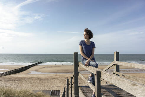 Abgeschiedenheit Allein Alleinreisend Aussicht Aussicht bewundern Auszeit Außenaufnahme Betrachtung Bewölkt Denken Domburg Dunkelhaarig Eine Person Einsam Einsamkeit Entspannt Entspannung Erholen Erholung Erwachsene Erwachsener Europäer Europäerin Farbaufnahme Ferien Fotografie Frau Frau mittleren Alters Freizeit Freizeitkleidung Gewässer Himmel Holzpfahl Jacke Kühl Lifestyle Locken Meer Mensch Mittleres Alter Nachdenken Nachdenklich Natur Niederlande Pfahl Reise Reisen Reisende Ruhe Sandstrand Schauen Sei - KNSF10212