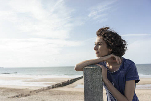 Abgeschiedenheit Allein Alleinreisend Aussicht Aussicht bewundern Auszeit Außenaufnahme Betrachtung Bewölkt Denken Domburg Dunkelhaarig Eine Person Einsam Einsamkeit Entspannt Entspannung Erholen Erholung Erwachsene Erwachsener Europäer Europäerin Farbaufnahme Ferien Fotografie Frau Frau mittleren Alters Freizeit Freizeitkleidung Gewässer Himmel Holzpfahl Jacke Kühl Lifestyle Locken Meer Mensch Mittleres Alter Nachdenken Nachdenklich Natur Niederlande Pfahl Reise Reisen Reisende Ruhe Sandstrand Schauen Sei - KNSF10213