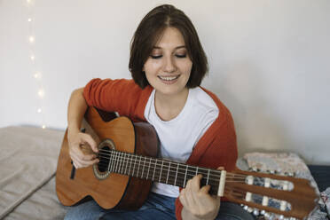 girl with guitar on bed - MCHF00047