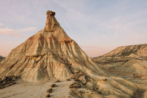 Das warme Licht des Sonnenuntergangs taucht die einzigartigen Felsformationen von Bardenas Reales in eine heitere und unwirkliche Landschaft in Navarra, Spanien. - ADSF54031