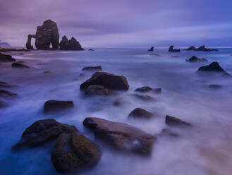 Eine einzigartige Luftaufnahme des Strandes von Llumeres in Asturien, Spanien, die die rötliche Färbung des Wassers zeigt, die auf Eisenoxid aus dem historischen Bergbau zurückzuführen ist. - ADSF54098