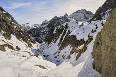 Verschneite Berglandschaft im Remuñe-Tal mit schroffen Gipfeln und blauem Himmel in der Region Benasque in den Pyrenäen. - ADSF54253