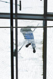 Unmittelbar unter der Ansicht des Fensterputzers an der Glasdecke - JTF02407