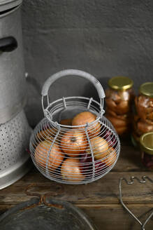 Fresh onions in wire basket - GISF01063