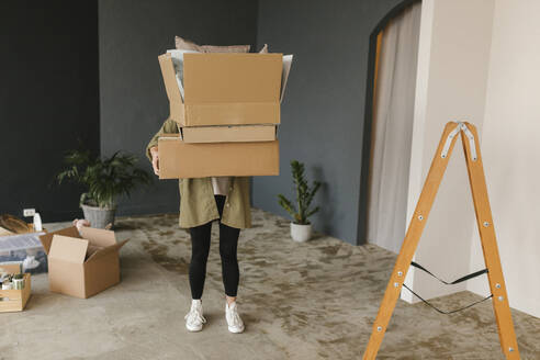 Gdansk, Poland, woman moving to a new place with a lot of boxes and personal belongings - VIVF01304