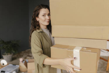 Gdansk, Poland, woman moving to a new place with a lot of boxes and personal belongings - VIVF01305