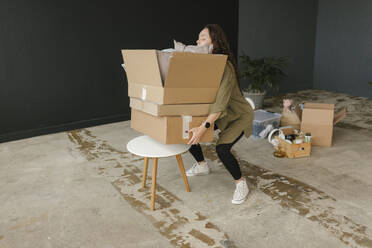 Gdansk, Poland, woman moving to a new place with a lot of boxes and personal belongings - VIVF01306