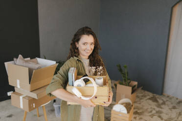 Gdansk, Poland, woman moving to a new place with a lot of boxes and personal belongings - VIVF01312