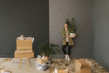 Gdansk, Poland, woman moving to a new place with a lot of boxes and personal belongings - VIVF01315