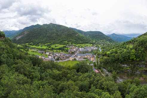 Panorama des charmanten Bergdorfs Torla, dem Tor zu Ordesa und dem Nationalpark Monte Perdido, inmitten des üppigen Grüns der Pyrenäen in Spanien. - ADSF54753