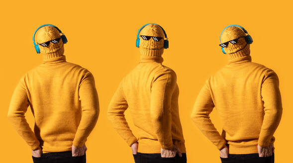 Drei Posen eines Mannes mit einem leuchtend gelben Pullover, einer Pixel-Sonnenbrille und blauen Kopfhörern vor einem orangefarbenen Hintergrund. - ADSF54872