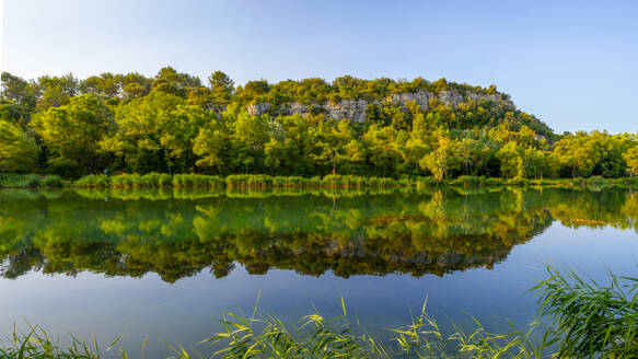 France, Provence, Gréoux-les-Bains, Durance river at sunrise - LOMF01412