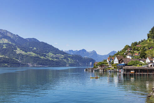 Schweiz, Kanton St. Gallen, Quinten, Dorf am Ufer des Walensees im Sommer - GWF08032