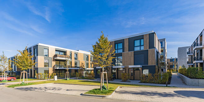 Germany, Baden-Wurttemberg, Leonberg, Modern apartment buildings in new development area - WDF07555