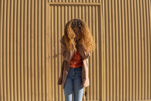 Curly haired black girl posing smiling and dancing in a brown jacket. Granada, Spain. - MGRF01138