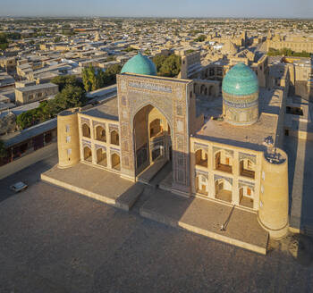 Luftaufnahme des alten, schönen Stadtbilds von Buchara mit blauen Kuppeln und Minaretten, Usbekistan. - AAEF28087