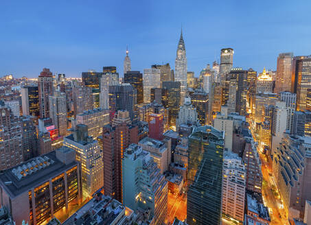 Luftaufnahme einer schönen, belebten Metropole in der Abenddämmerung, Manhattan, New York, Vereinigte Staaten. - AAEF28092