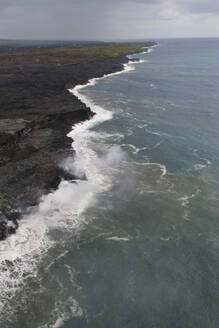 Luftaufnahme eines wunderschönen schwarzen Sandstrandes und einer vulkanischen Landschaft, Big Island, Hawaii, Vereinigte Staaten. - AAEF28096