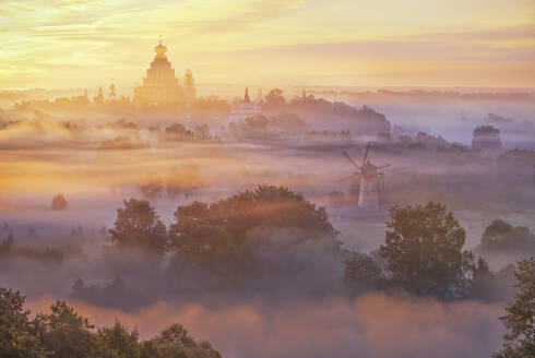 Luftaufnahme eines alten buddhistischen Tempelkomplexes bei Dunst und Nebel in der Morgendämmerung, Istra, Moskauer Oblast, Russland. - AAEF28098