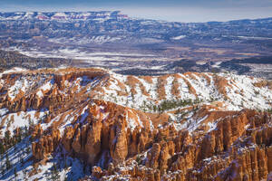 Luftaufnahme von schneebedeckten Gipfeln und roten Felsformationen in einer abgelegenen Wüste, Utah, Vereinigte Staaten. - AAEF28107