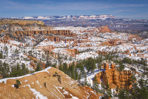 Luftaufnahme von malerischen geologischen Formationen in einer verschneiten Winterlandschaft, Utah, Vereinigte Staaten. - AAEF28109