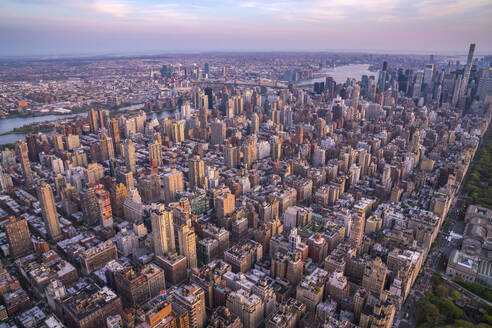 Luftaufnahme der schönen Skyline von Manhattan in der Abenddämmerung, New York, Vereinigte Staaten. - AAEF28114