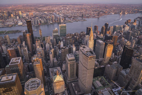 Luftaufnahme der schönen Skyline von Manhattan bei Sonnenuntergang, New York, Vereinigte Staaten. - AAEF28116