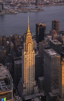 Luftaufnahme der Skyline von Manhattan in der Dämmerung mit Empire State Building, Manhattan, New York, Vereinigte Staaten. - AAEF28117