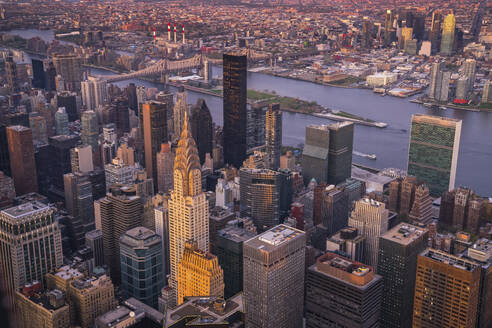 Luftaufnahme der schönen Skyline von Manhattan bei Sonnenuntergang, New York, Vereinigte Staaten. - AAEF28118
