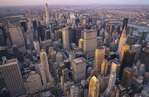 Luftaufnahme von Manhattans schöner Stadtlandschaft mit Wolkenkratzern und Dachlandschaften, New York, Vereinigte Staaten. - AAEF28121