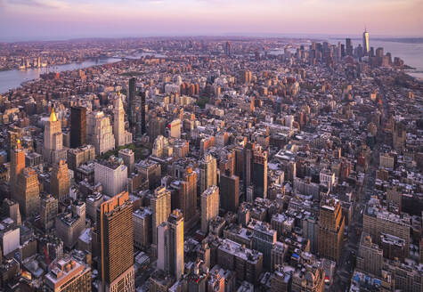 Luftaufnahme der Skyline von New York City in der Abenddämmerung, Manhattan, New York, Vereinigte Staaten. - AAEF28122