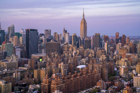 Luftaufnahme von Manhattans geschäftigem Stadtleben in der Abenddämmerung, New York City, Vereinigte Staaten. - AAEF28124