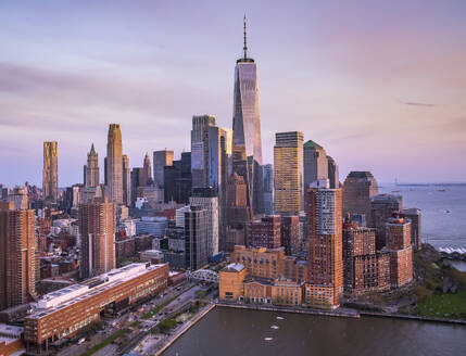 Luftaufnahme der wunderschönen Skyline von Manhattan bei Sonnenuntergang mit dem ikonischen World Trade Center im Financial District, New York, Vereinigte Staaten. - AAEF28126