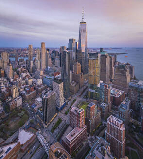 Luftaufnahme von Manhattan, New York City mit schöner Skyline und World Trade Center im abendlichen Sonnenuntergang, New York, Vereinigte Staaten. - AAEF28129