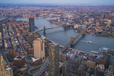 Luftaufnahme der Skyline von Manhattan mit der Brooklyn Bridge über dem East River, New York, Vereinigte Staaten. - AAEF28131