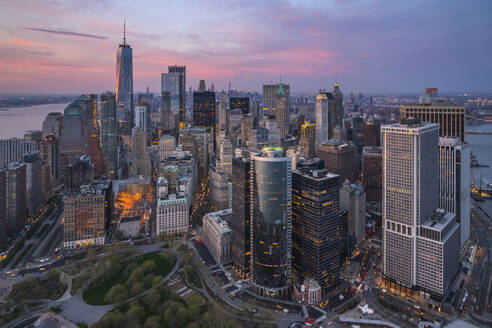 Luftaufnahme der Skyline von Manhattan bei Sonnenuntergang, New York, Vereinigte Staaten. - AAEF28132