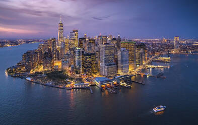 Luftaufnahme der Skyline von Manhattan in der Abenddämmerung mit beleuchteten Lichtern und belebter Stadt, New York, Vereinigte Staaten. - AAEF28134