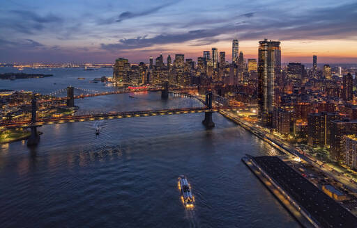 Luftaufnahme der Skyline von Manhattan bei Sonnenuntergang mit East River, New York, Vereinigte Staaten. - AAEF28137