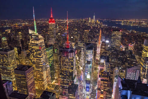 Luftaufnahme der schönen Skyline von Manhattan bei Nacht, New York, Vereinigte Staaten. - AAEF28139