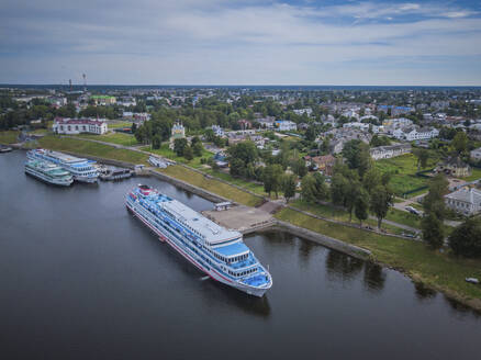 Luftaufnahme der Stadt Uglich und des Flusses Wolga mit einer Personenfähre, Jaroslawskaja Oblast, Russland. - AAEF28143