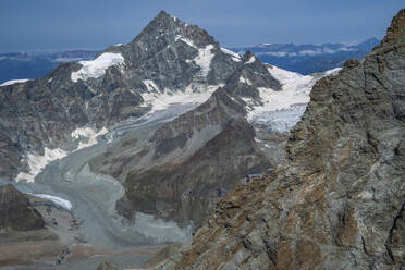 Luftaufnahme der majestätischen Schweizer Alpen in Zermatt, Schweiz. - AAEF28151